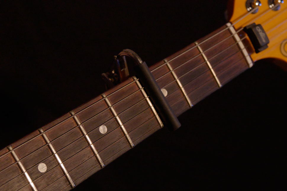 Exemple de capodastre sur une guitare