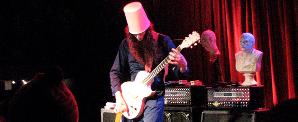 Buckethead, le guitariste masqué en concert
