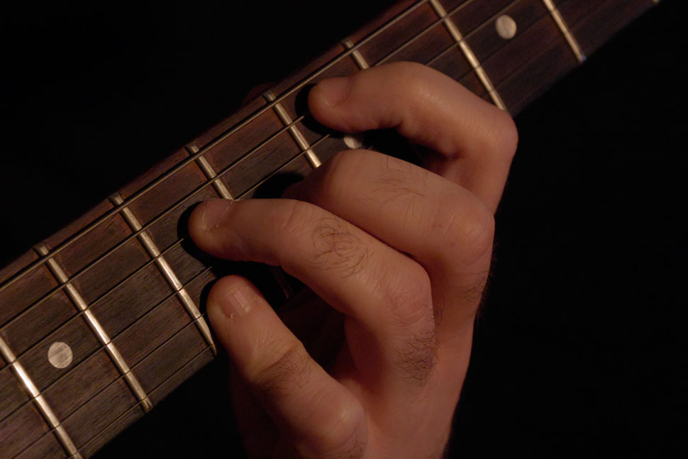 Exemple de barré à la guitare avec l'auriculaire