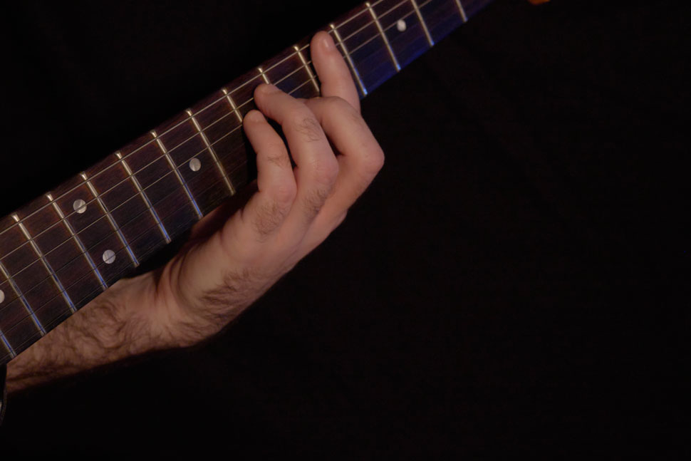 Faire un barré à la guitare : mauvaise position avec le poignet trop droit