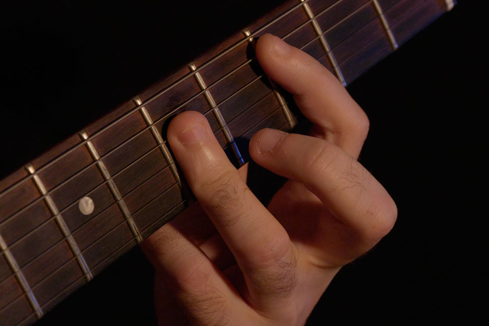Exemple de barré à la guitare avec l'annulaire
